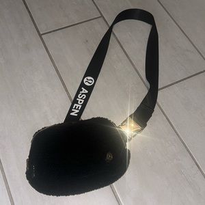 Lululemon BNWT rare aspen sherpa belt bag